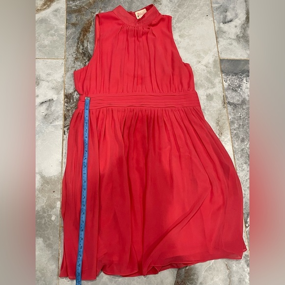 Elegant Red Sleeveless Dress - Picture 4 of 10
